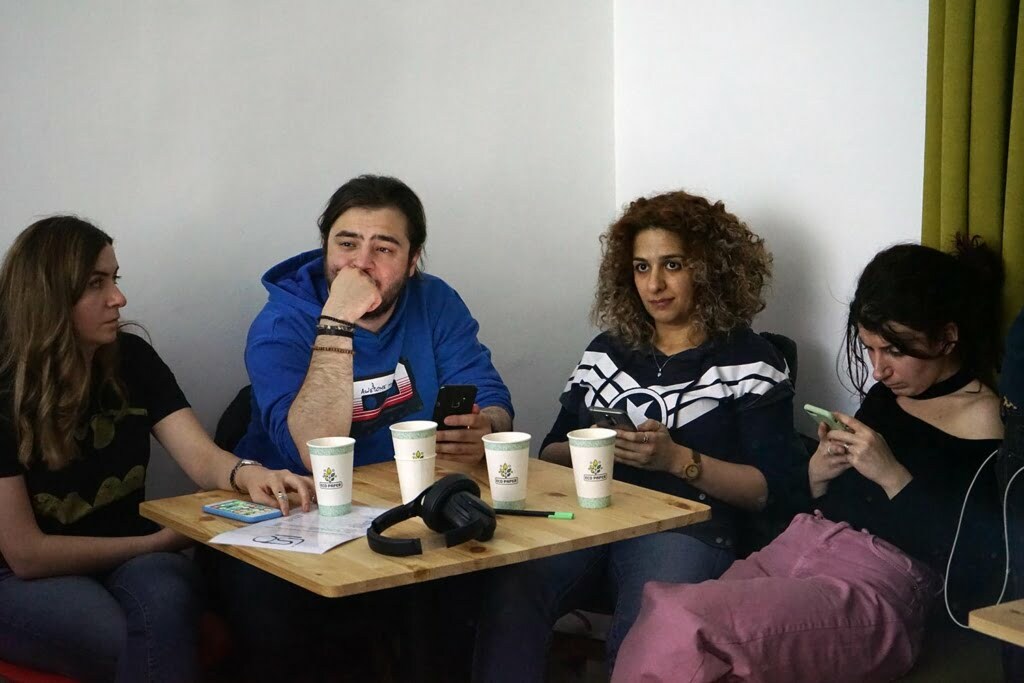 coworking quiz iso space playing